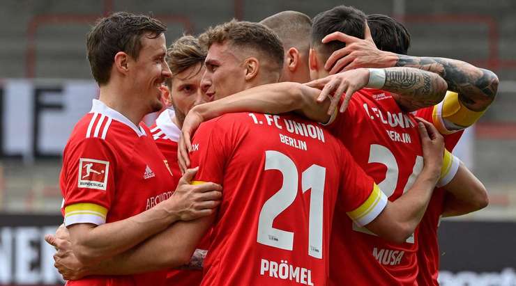 Vào – 1:0! Christopher Trimmel tung một đường chuyền bổng chính xác vào trong vòng cấm, nơi Grischa Promel (Union Berlin) bật lên cao hơn các hậu đối phương vệ để đón bóng gần chấm phạt đền và đánh đầu chìm vào giữa khung thành.