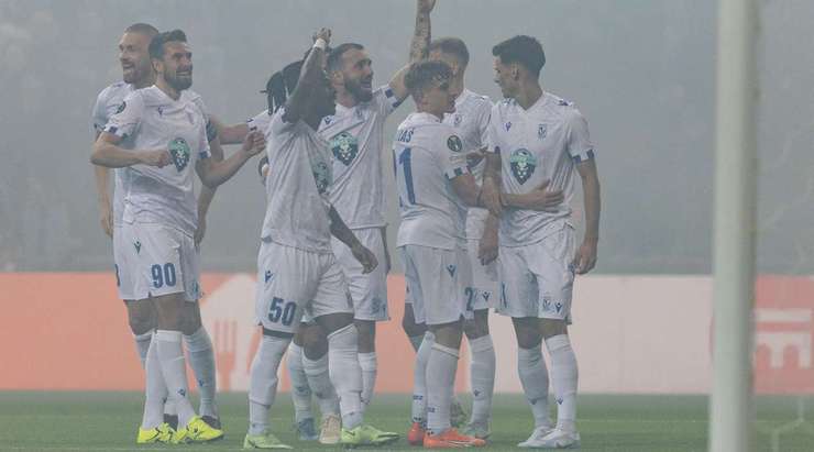 Vào! Nika Kvekveskiri (Lech Poznan) đã có mặt đúng lúc đúng chỗ để lấy bóng bật ra trong vòng cấm, và anh ấy sút bóng đi chìm vào phía trong cột dọc bên phải. Tỉ số là 0:3.