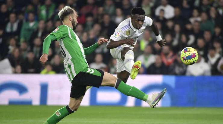 Vinicius Junior (Real Madrid) bứt tốc vào vòng cấm để đón một đường chuyền trước khi tung một cú sút chìm về phía cột dọc bên trái. Claudio Bravo đã thi đấu cảnh giác và từ chối nỗ lực của anh ấy với một pha cản phá tốt. Bóng đã đi hết đường biên ngang và sẽ có một quả phạt góc. Đây sẽ là cơ hội để Real Madrid gia tăng áp lực lên khung thành đối phương.