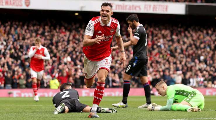 Vào! Leandro Trossard kiến tạo cho Granit Xhaka (Arsenal) một đường chuyền tốt trong vòng cấm. Nó cho phép anh ấy dứt điểm với một cú sút hiểm hóc vào phía trong cột dọc bên trái. 3:0.