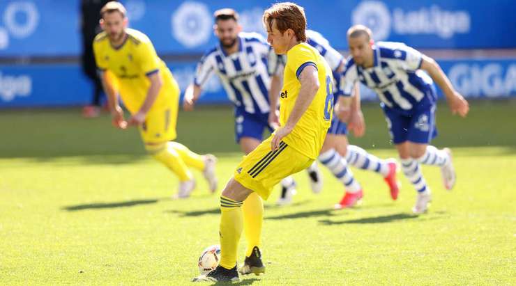 Vào! Alex (Cadiz) sút bóng vào góc thấp bên phải khung thành, vượt qua tầm với của Fernando Pacheco dù thủ môn đã đổ người hết cỡ.