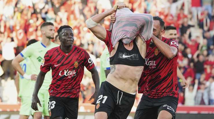 Antonio Raillo (Mallorca) đón quả phạt góc và đánh đầu dũng mãnh vào góc thấp bên trái khung thành.