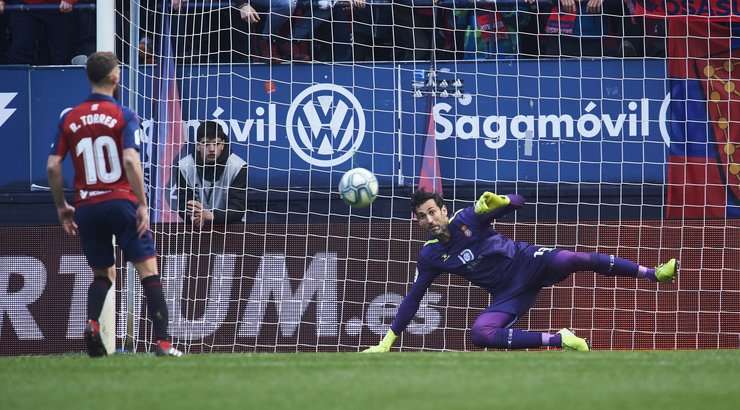 Vào! Roberto Torres (Osasuna) sút bóng vào chính giữa khung thành, vượt qua tầm với của thủ môn Leandro Cabrera đã lỡ trớn.
