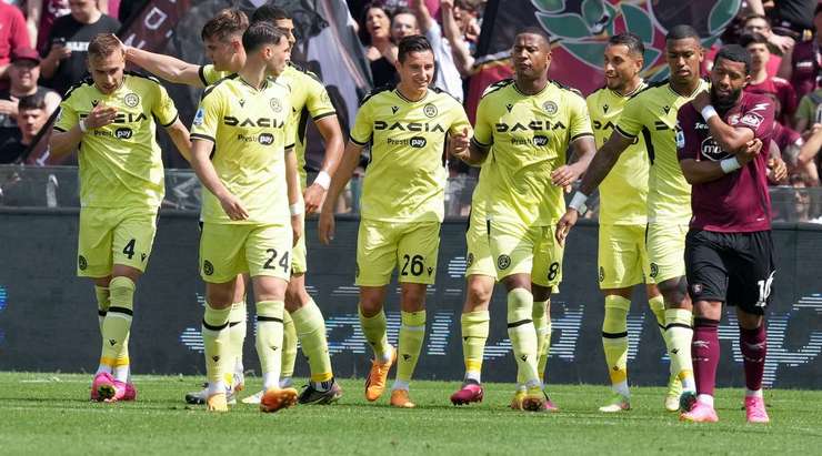 Tỉ số là 0:1! Sandi Lovric chuyền bóng cho Marvin Zeegelaar (Udinese) trong vòng cấm, người không bị ai kèm và sút bóng vào góc phải phía dưới.