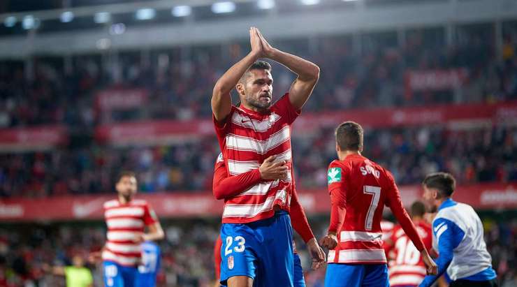 Luis Milla thực hiện quả phạt góc và treo bóng rất tốt vào vòng cấm địa. Jorge Molina (Granada CF) là người nhảy lên cao nhất và đánh đầu tung lưới khung thành đối phương. Tỉ số bây giờ là 1:1.