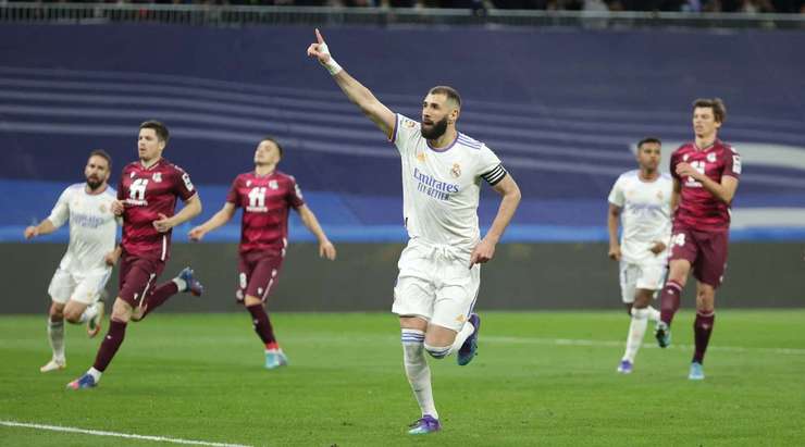 VÀO! Đó là một cú sút phạt đền hoàn hảo của Karim Benzema (Real Madrid) về phía bên phải khung thành, không có một chút cơ hội nào cho thủ môn Alex Remiro để cản phá!