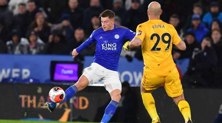 Harvey Barnes (Leicester) nhận bóng trong tư thế đối mặt với thủ môn sau một đường chuyền rất thông minh xuất phát từ Marc Albrighton. Dù phần nhiệm vụ của mình không hề dễ dàng, nhưng anh vẫn tự tin sút bóng làm tung lưới thủ môn đối phương.