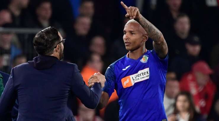 Một cú sút tuyệt vời! Deyverson (Getafe) thể hiện sự bình tĩnh tuyệt vời trong vòng cấm để tung một cú sút chìm một chạm vào ngay giữa khung thành. Tỉ số là 1:0.