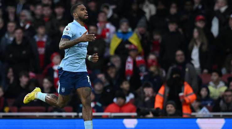 Vào! Christian Norgaard treo bóng qua vòng cấm và Ivan Toney (Brentford) đón nó để đánh đầu vào lưới. Anh ấy thay đổi tỉ số thành 1:1.