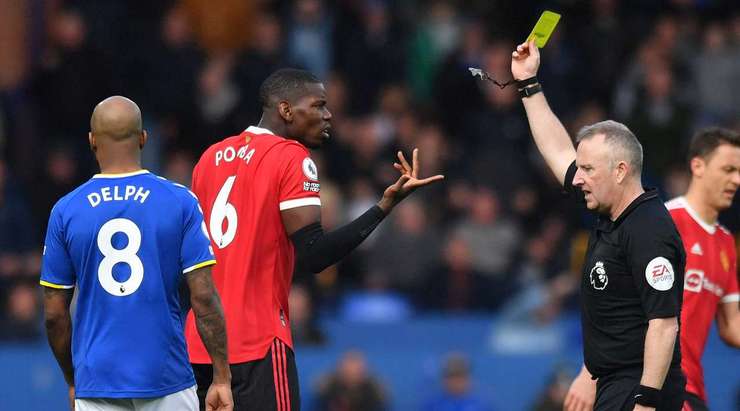 Paul Pogba (Manchester United) bị phạt thẻ sau khi làm ngã đối phương. Trọng tài Jonathan Moss đã có một quyết định dễ dàng.