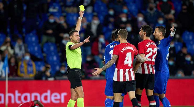 Djene (Getafe) nhận một chiếc thẻ vàng.