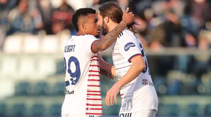 Vào! Leonardo Pavoletti (Cagliari) đã có mặt đúng lúc đúng chỗ để lấy bóng bật ra trong vòng cấm, và anh ấy sút bóng vào nóc lưới. Tỉ số là 1:1.