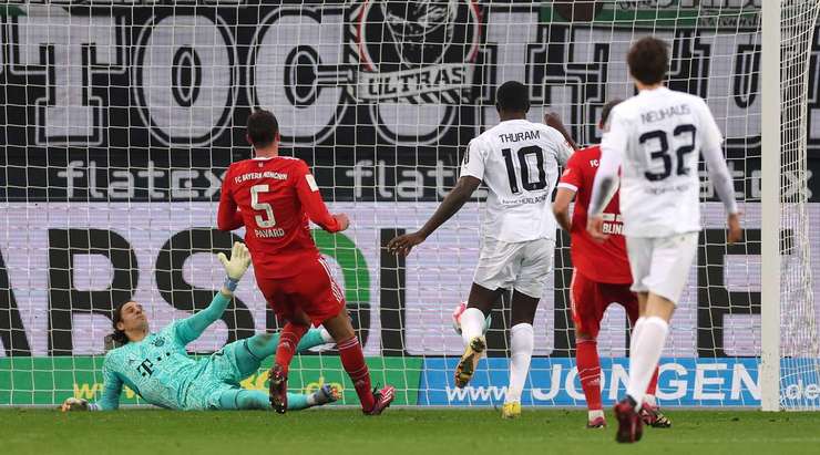 Vào - 3:1! Marcus Thuram (B. Monchengladbach) nhận một đường chuyền chuẩn xác trong vòng cấm từ Jonas Hofmann và anh đánh bại thủ môn với một pha dứt điểm sắc sảo vào góc thấp bên phải khung thành.