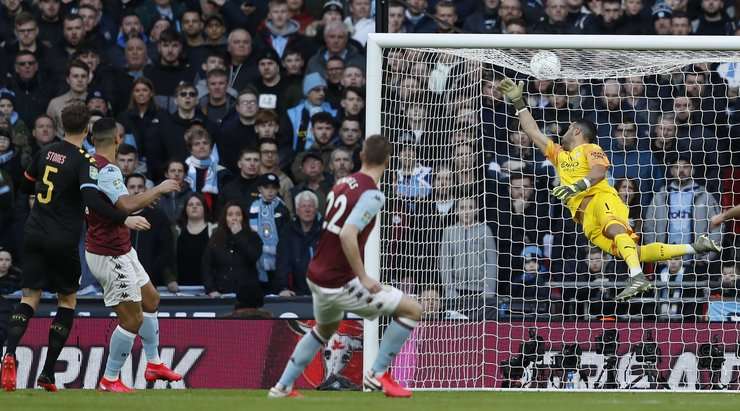 Anwar El-Ghazi (Aston Villa) tăng tốc để bắt kịp một đường căng ngang rất đẹp vào vòng cấm địa, nhưng cú đánh đầu của anh lại đưa bóng đi vọt xà ngang. Bóng đã đi hết đường biên ngang và Manchester City sẽ có một quả phát bóng lên.