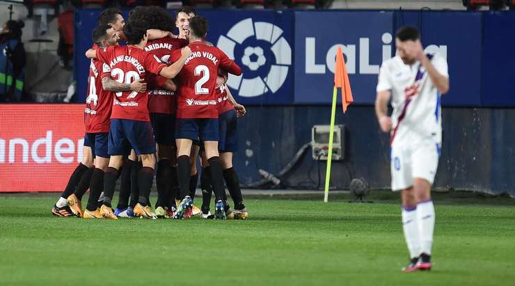 VÀO! Adrian đón quả tạt trong vòng cấm và đánh đầu về phía bên kia khung thành, nơi Ante Budimir (Osasuna) đang ẩn nấp và cầu thủ này dễ dàng chích bóng vào lưới. 2:1.