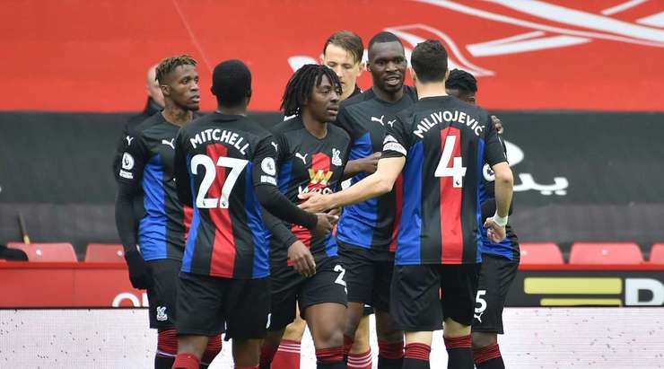 Vào! Christian Benteke (Crystal Palace) tung một cú sút trong vòng cấm và pha dứt điểm bị chệch hướng và đi qua thủ môn. 0:1.