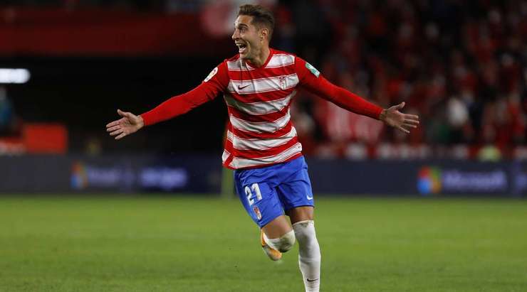 Ruben Rochina (Granada CF) xâm nhập vòng cấm trước khi nhận một đường chuyền tuyệt vời của đồng đội và tung một cú sút chuẩn xác để đánh bại thủ môn. Quả bóng bay vào góc thấp bên trái khung thành.