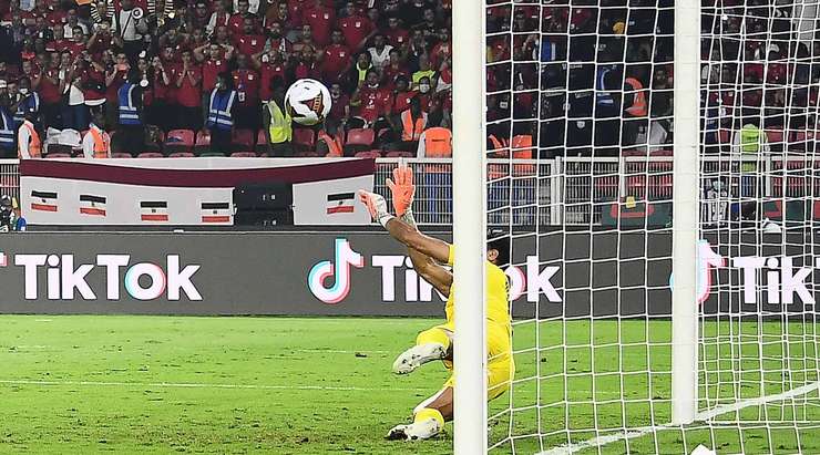 Sadio Mane (Senegal) đá hỏng quả phạt đền. Anh ấy sút bóng vào chính giữa khung thành, nhưng thủ môn đã có một pha cản phá chính xác. Trợ lý trọng tài chỉ vào cột cờ góc, quả phạt góc sẽ được dành cho các cầu thủ Senegal.