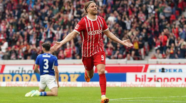 Lucas Holer (Freiburg) đón một đường chuyền trong vòng cấm và ghi bàn với một cú sút chìm vào giữa khung thành. Thủ môn đã không thể làm gì được.