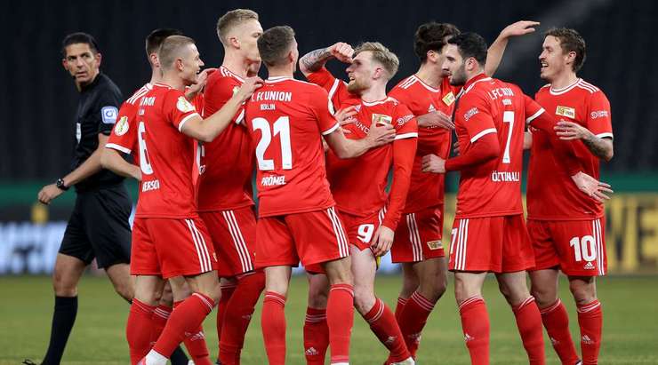 Vào! Andreas Voglsammer (Union Berlin) tung một cú sút một chạm trong vòng cấm và đánh bại thủ môn đối phương. Bóng đi vào góc cao bên trái khung thành. 0:1.