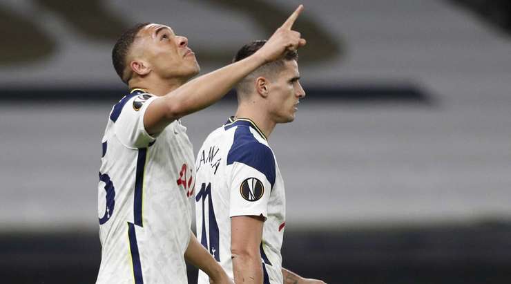 Đó là một bàn thắng! Tỉ số được nâng lên 2:0. Carlos (Tottenham) nhảy lên cao nhất để đón quả tạt hoàn hảo từ Dele Alli và tung một cú đánh đầu từ cự li gần vào góc phải khung thành. Thủ môn Manuel Kuttin đã hoàn toàn bó tay.