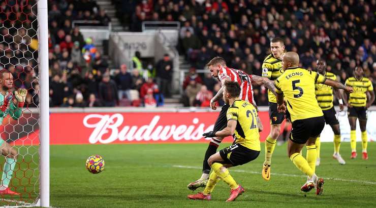 VÀO! Marcus Forss đón một quả tạt thú vị và đánh đầu về phía Pontus Jansson (Brentford), người có cú đánh đầu đi qua Daniel Bachmann. 1:1.