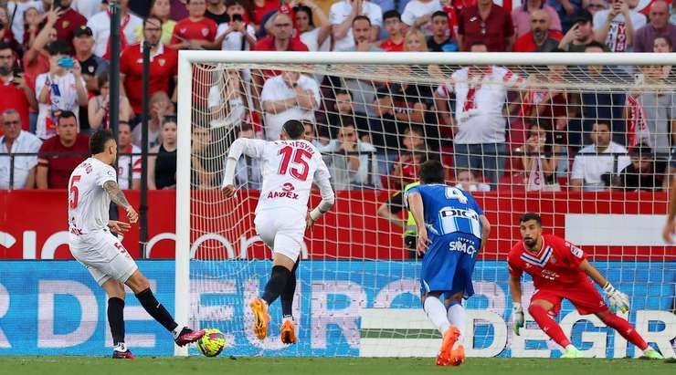 Vào! Lucas Ocampos (Sevilla) tinh quái dừng lại một nhịp, chờ cho thủ môn Fernando Pacheco đổ người trước khi bình tĩnh sút bóng chìm vào chính giữa khung thành.