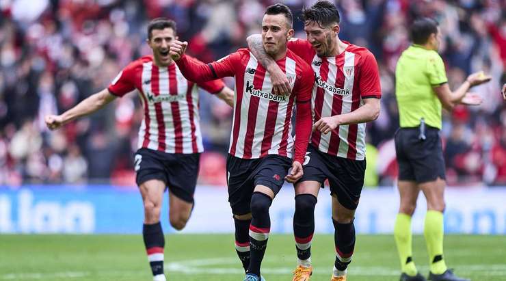 Alex Berenguer (Ath Bilbao) tìm thấy khoảng trống bên trong vòng cấm để đón một quả tạt đẹp mắt và tung cú sút vào góc cao bên trái khung thành. Một nỗ lực rất ấn tượng.