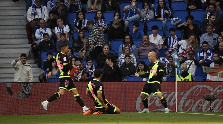 VÀO! Isi Palazon (Rayo Vallecano) cướp lấy quả bóng tại rìa vòng cấm sau một sai lầm tai hại của hàng thủ đối phương tung cú sút mạnh vào lưới. Tỉ số lúc này là 0:1.