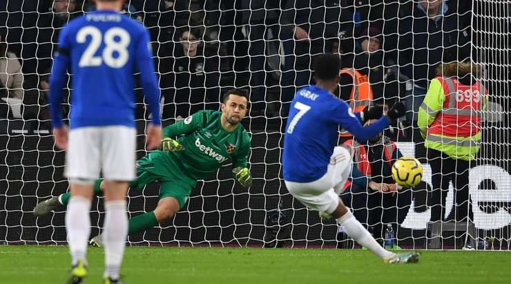 Thủ môn Lukasz Fabianski bay người hết cỡ sang bên trái và xuất sắc cản phá thành công quả phạt đền của Demarai Gray (Leicester).