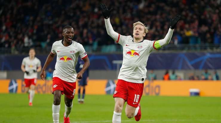 Vào! Emil Forsberg (RB Leipzig) đã có mặt đúng lúc đúng chỗ để lấy bóng bật ra trong vòng cấm, và anh ấy sút bóng đi chìm vào phía trong cột dọc bên phải. Tỉ số là 3:0.