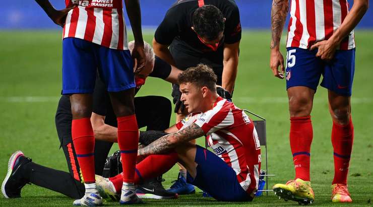 Kieran Trippier (Atl. Madrid) đang nằm sân trong đau đớn và anh cần sự chăm sóc y tế. Chúng ta vẫn chưa thể xác định được mức độ nghiêm trọng của chấn thương vừa rồi.