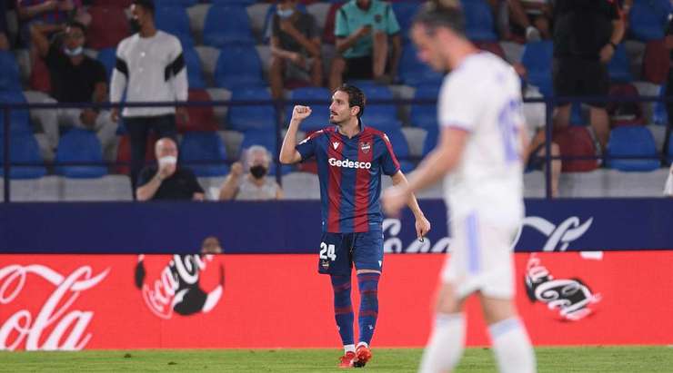 Một pha dứt điểm xuất sắc! Jose Campana (Levante) đón một quả tạt hoàn hảo tới từng centimét trong vòng cấm và tung một cú sút căng về phía góc cao bên trái. Một cú sút không thể cản phá!