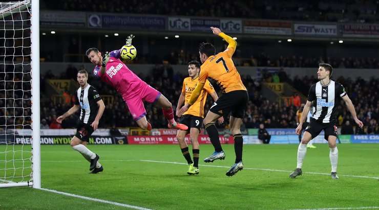 Một tình huống cứu thua tuyệt vời! Pedro Neto (Wolves) bật cao nhất để đánh đầu đường căng ngang, đưa bóng vào góc trái khung thành từ cự ly gần, nhưng thủ môn Martin Dubravka đã lên đồng và xuất sắc cản phá!
