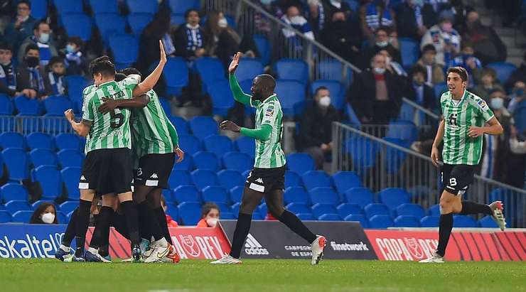 Vào! Alex Moreno thể hiện nhãn quan tuyệt vời của mình với đường chuyền sắc sảo cho Juanmi (Betis), người đã rất bình tĩnh sút bóng gọn gàng vào góc cao bên phải mành lưới. Tỉ số là 0:2.