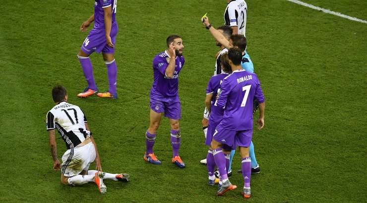Một chiếc thẻ vàng cho pha tắc bóng của Daniel Carvajal (Real Madrid). Trọng tài Felix Brych đã đưa ra quyết định một cách rất quả quyết.