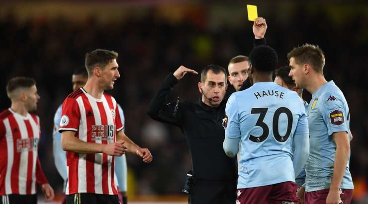 Kortney Hause (Aston Villa) đã nhận chiếc thẻ vàng thứ hai từ trọng tài.