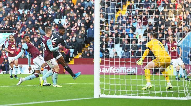 Vào! Kelechi Iheanacho (Leicester) ghi bàn với một cú sút tuyệt vời vào bên trái khung thành sau khi được giải thoát trong vòng cấm bởi một đường chuyền bổng xuất sắc từ James Maddison. Tỉ số bây giờ là 0:2.