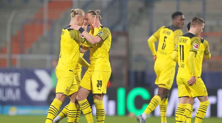 Vào! Julian Brandt (Dortmund) ghi bàn với một cú sút tuyệt vời vào góc phải phía dưới sau khi được giải thoát trong vòng cấm bởi một đường chuyền bổng xuất sắc từ Erling Haaland. Tỉ số bây giờ là 1:1.