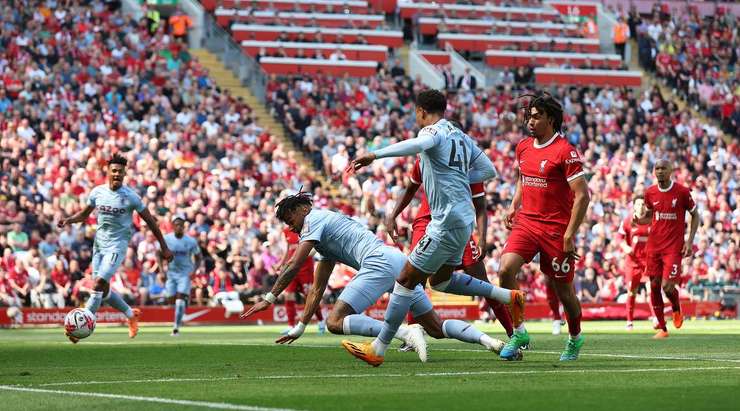 Bóng đã đi vào lưới! Douglas Luiz thực hiện một đường căng ngang vào vòng cấm và ở phía bên kia, Jacob Ramsey (Aston Villa) dứt điểm gọn gàng vào góc thấp bên phải mành lưới. 0:1.