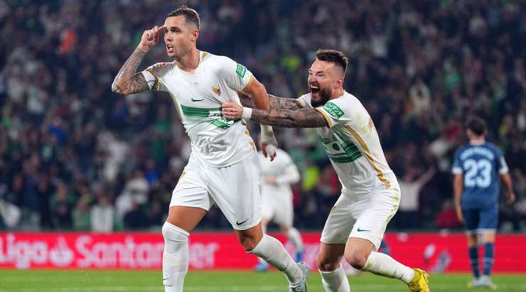 Vào! Pol Lirola (Elche) với một pha dứt điểm tuyệt vời trong vòng cấm. Anh ấy tạo khoảng trống cho mình sau khi khống chế gọn gàng một đường chuyền từ đồng đội và sút bóng vào góc thấp bên trái khung thành.