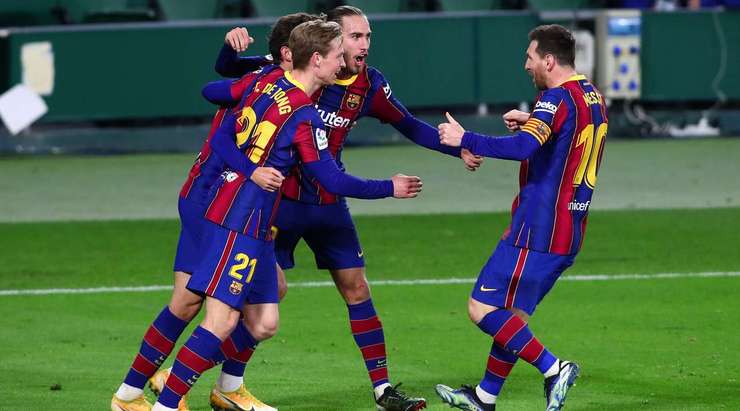 Trincao (Barcelona) chờ một đường bóng bật ra tại rìa vòng cấm và khiến thủ môn đối phương phải đứng hình với một cú sút tuyệt đẹp vào góc cao bên trái khung thành, bóng đi sượt cột dọc vào lưới.