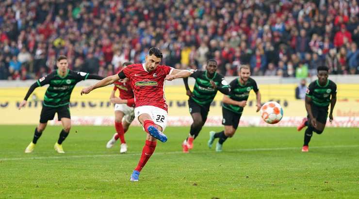 Vào! Vincenzo Grifo (Freiburg) giành chiến thắng trên chấm phạt đền bằng một cú sút không thể cản phá, vượt qua tầm với của thủ môn Marius Funk vào góc cao bên phải.