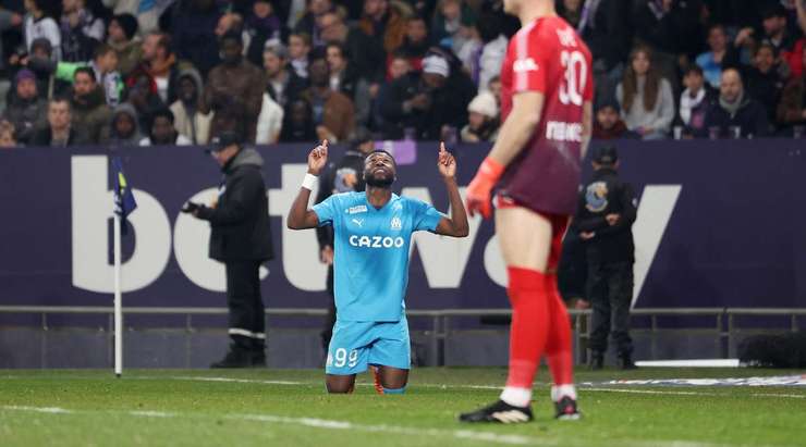 Vào! Chancel Mbemba (Marseille) sút bóng bật ra vào góc trái phía trên sau khi bóng đến chỗ anh ấy trong vòng cấm. Tỉ số là 1:1.