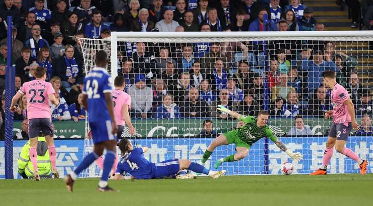 VÀO! Wout Faes đón quả tạt trong vòng cấm và đánh đầu về phía bên kia khung thành, nơi Caglar Soyuncu (Leicester) đang ẩn nấp và cầu thủ này dễ dàng chích bóng vào lưới. 1:1.