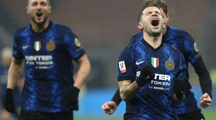 Một cú sút tuyệt đẹp! Stefano Sensi (Inter) đón đường chọc khe chuẩn xác của Alexis Sanchez và tung một cú sút không thể cản phá từ rìa vòng cấm vào góc cao bên trái khung thành. Một bàn thắng tuyệt vời. Tỉ số bây giờ là 3:2.