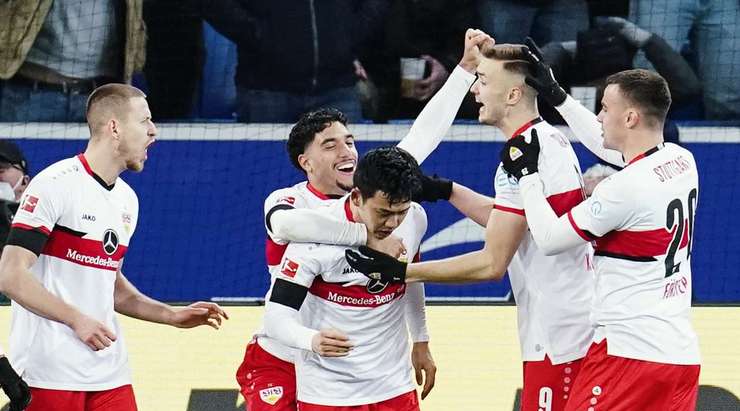 Vào! Quả phạt góc trước đó được treo vào vòng cấm và Wataru Endo (VfB Stuttgart) sút bóng vào lưới sau pha kiến tạo bằng đầu của Sasa Kalajdzic. 0:1.
