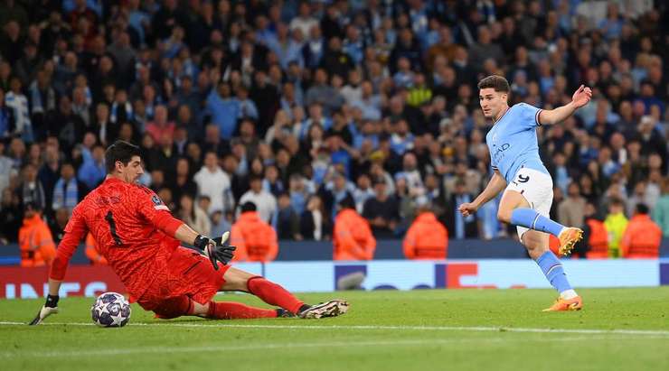 Vào! Một đường chọc khe tuyệt vời của Phil Foden mở ra khoảng trống cho Julian Alvarez (Manchester City) ngay trong vòng cấm, và anh đã không phạm bất kỳ sai lầm nào khi sút mạnh quả bóng về góc thấp bên trái khung thành. Tỉ số là 4:0.