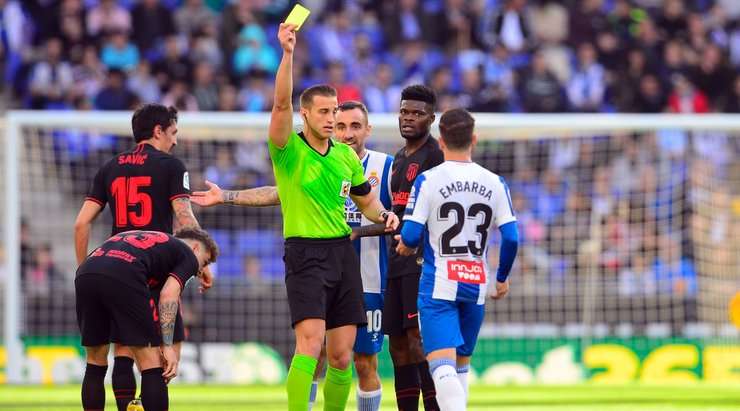 Adri Embarba (Espanyol) bị phạt thẻ vàng sau một pha tắc bóng. Anh ấy có vẻ không đồng ý với quyết định vừa rồi, nhưng trọng tài Javier Alberola Rojas sẽ không nghe bất kì lời tranh cãi nào.