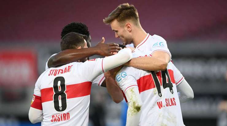 Rất thiếu may mắn! Adams Nuhu Kasim (Hoffenheim) đứng chắn một đường chuyền và vô tình đưa bóng đi qua thủ môn đội nhà vào lưới. Tỉ số là 1:0.